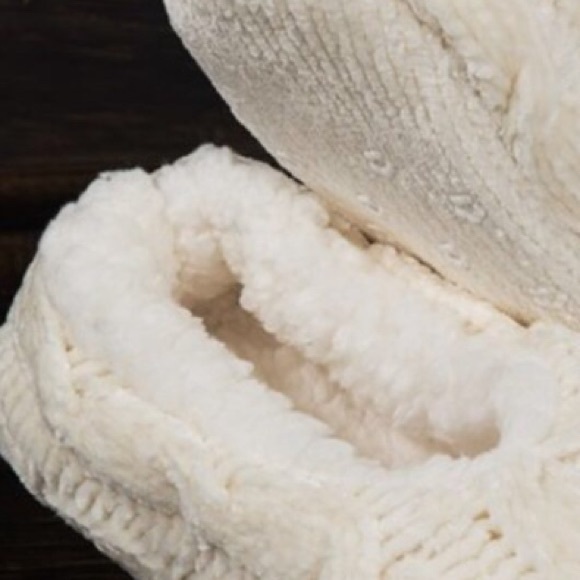 Women’s winter chenille slippers in ivory with bottom grip. NWT SIZE L/XL - Picture 3 of 5